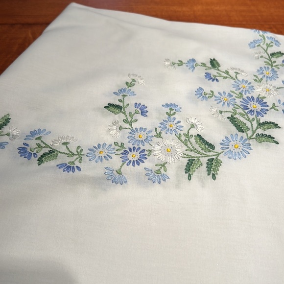 Hand embroidered 60 inch round tablecloth Never used perfect condition - Picture 6 of 6
